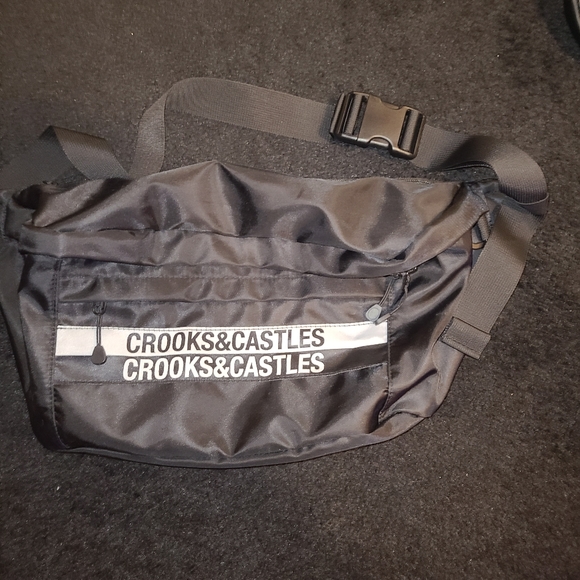 Huge crooks and Castles fanny pack - Picture 2 of 3